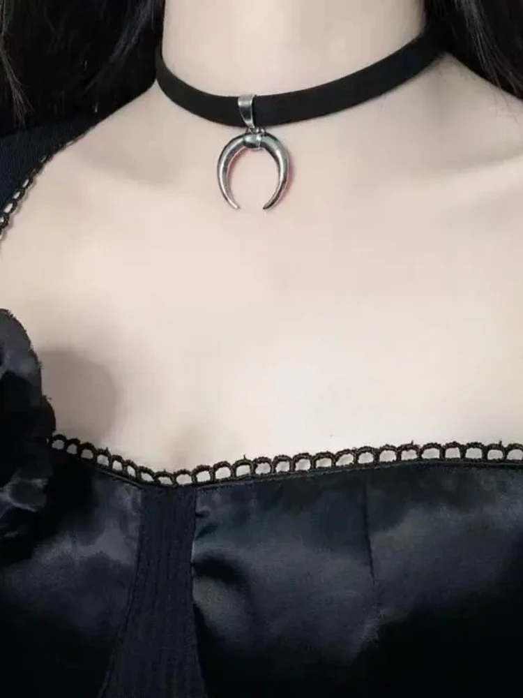 القوطية لوليتا بنات المخملية القمر المختنق قلادة للنساء Vintage القلائد مثير مع المعلقات JK موحدة الشرير القوطي الرقبة مجوهرات