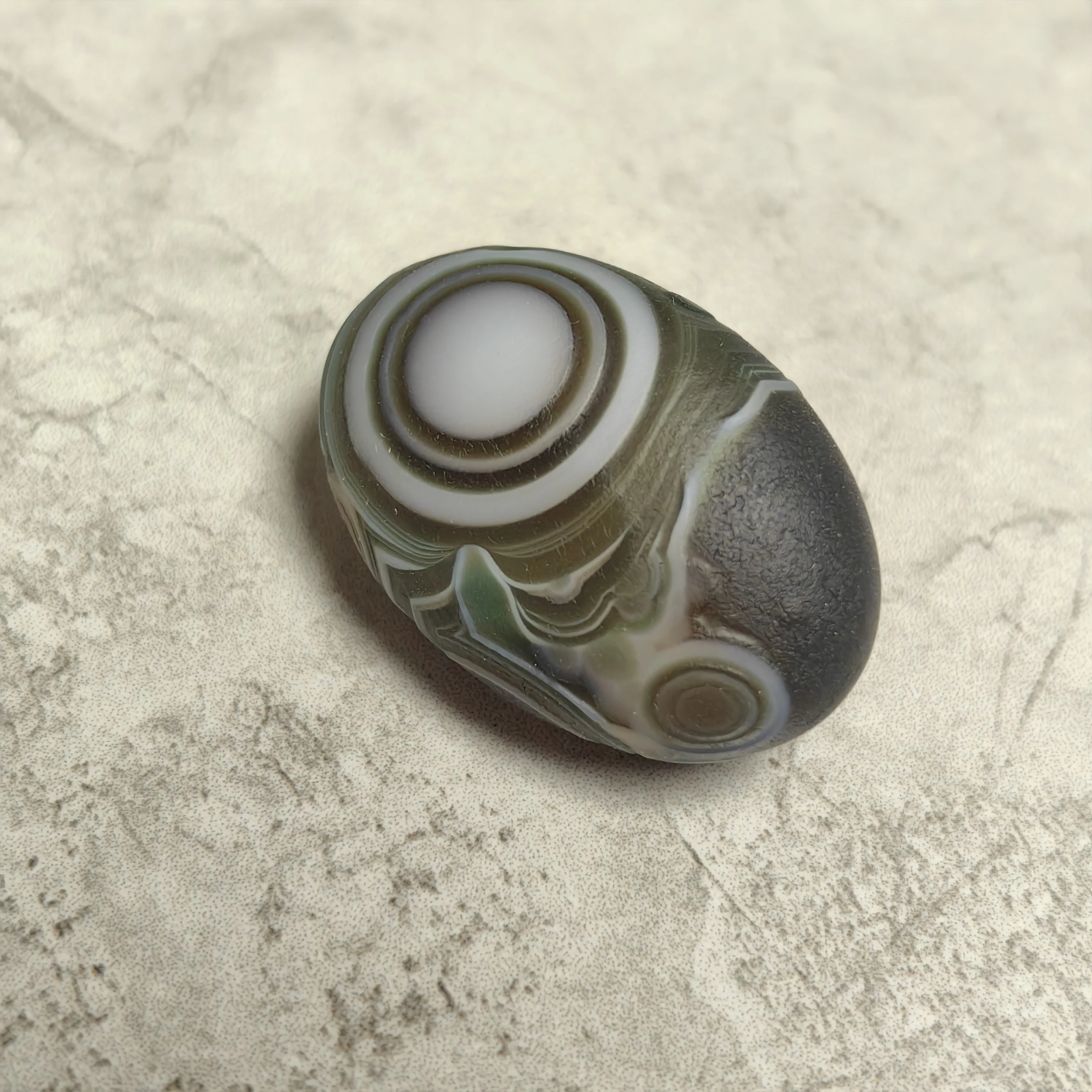 Yellow Brown Eye Agate Stone, Polished Concentric Ring Pattern, Natural Gobi Mineral, Beautiful Oval Gemstone for Table Display