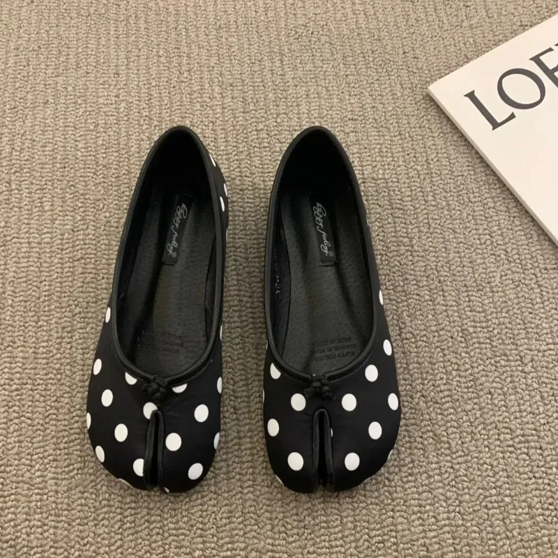 

Новые женские туфли 2026 года в японском стиле с раздельным носком, повседневные туфли для женщин, изысканные туфли без каблука, дизайнерская обувь, Zapatos Mujer