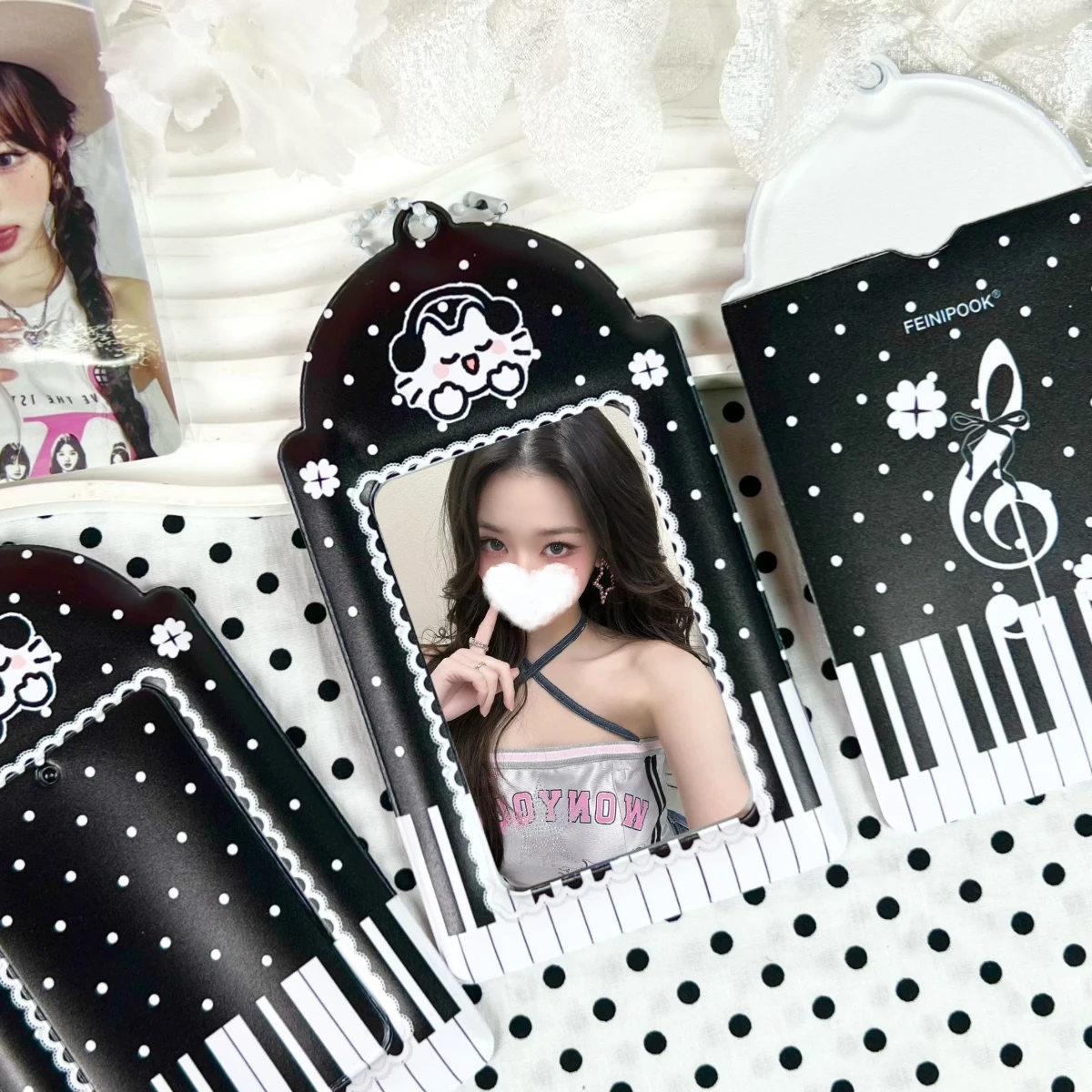 1 unidad de soporte para tarjetas con diseño de gato y piano en blanco y negro, bonito soporte para tarjetas con foto de gato con elementos de gato con lunares y notas musicales, expositor de tarjetas fotográficas K-Pop, Idolme, hecho de material PU, adec