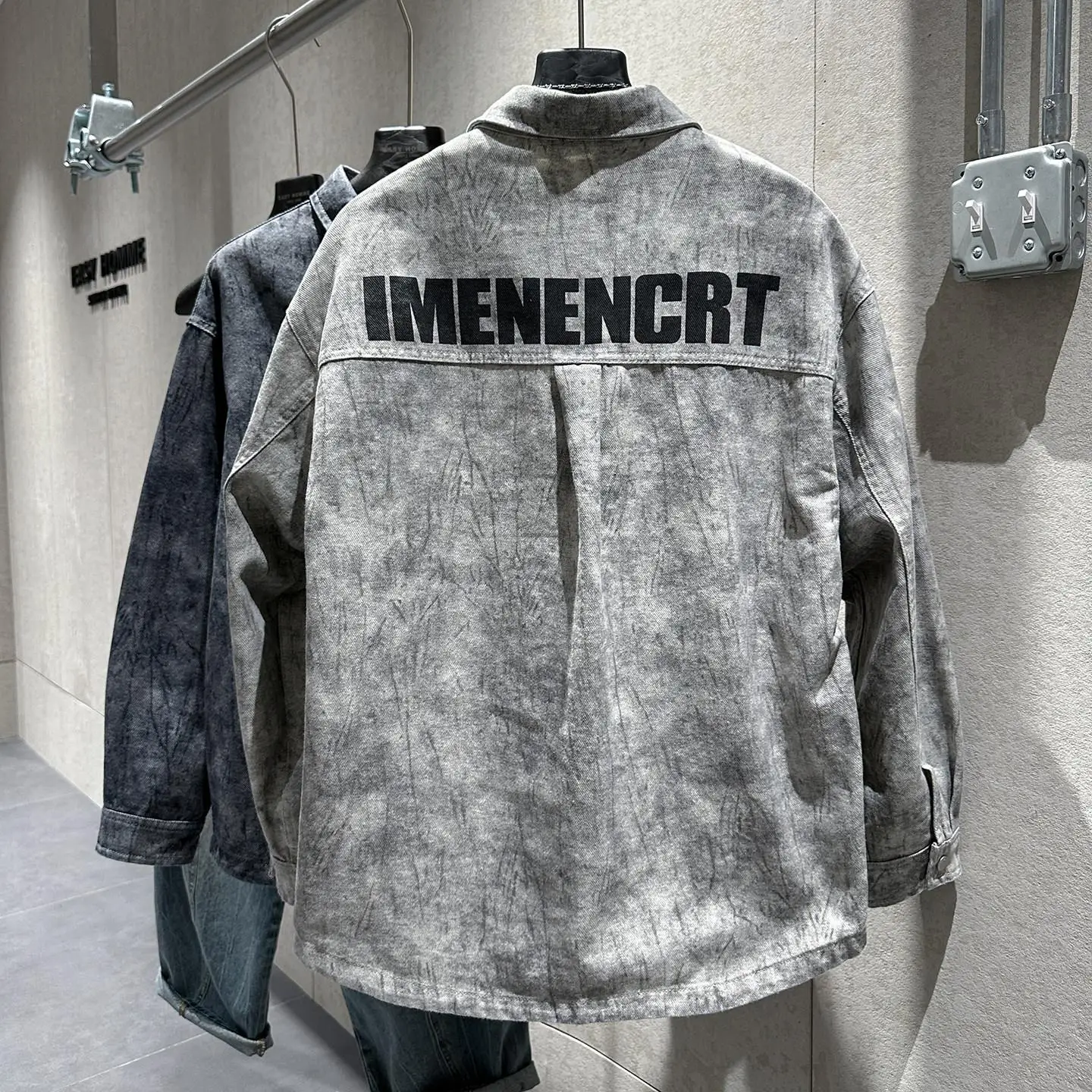 

Новая весенняя джинсовая куртка-рубашка Slim Fit с принтованным воротником и градиентными цветами, модная верхняя одежда для мужчин