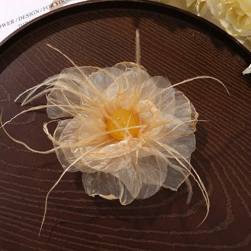 دبابيس على شكل زهرة من الريش مصنوعة يدويًا للنساء دبابيس طية صدر السترة على الموضة إكسسوار أنيق لحفلات الزفاف مجوهرات عصرية من القماش #4