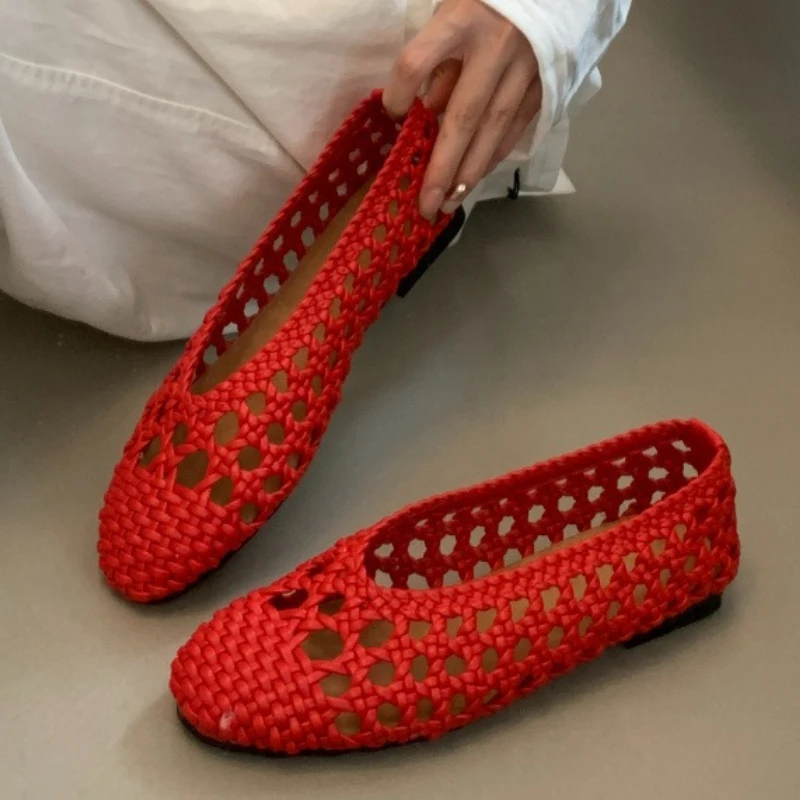 

Винтажные тканые полые сандалии на плоской подошве для женщин, летние брендовые дизайнерские туфли с круглым носком и мелкой подошвой, удобные мягкие пляжные повседневные туфли, лоферы