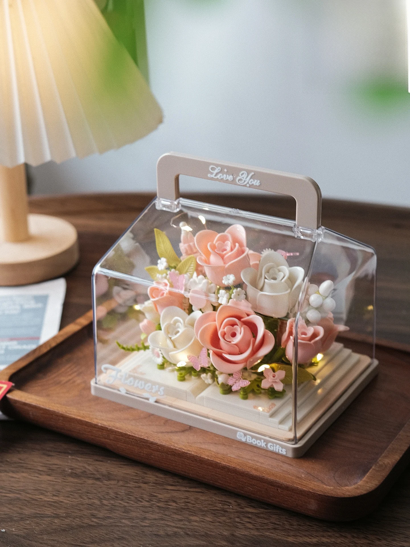 

Корзина с розами ручной работы, букет из вечных цветов, игрушка-конструктор для девочек, подарок-книга, сборная модель из строительных блоков, средний уровень сложности...