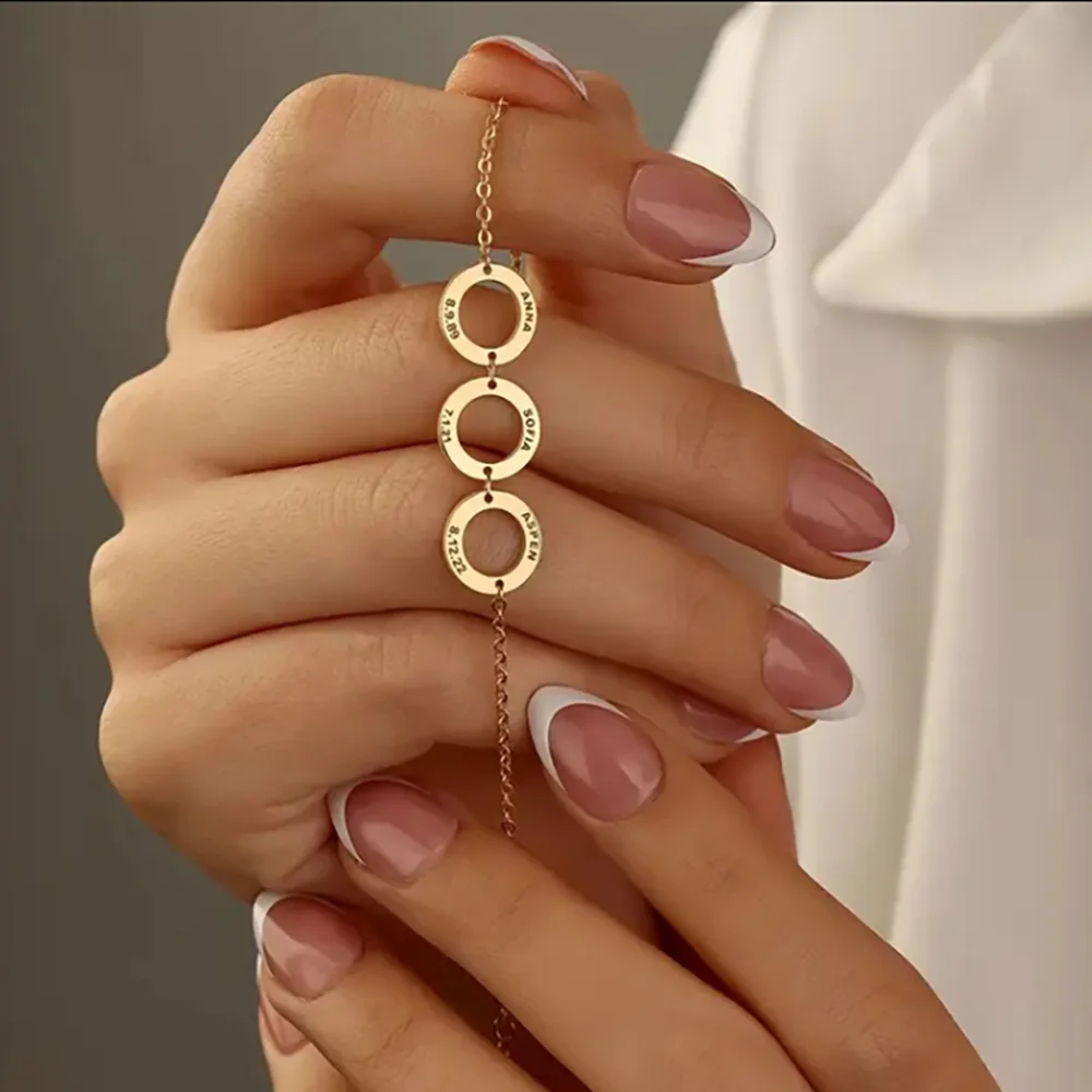 パーティーギフト用のパーソナライズされたブレスレット,1〜3つのサークルが刻印されており,お客様によってカスタマイズされています。