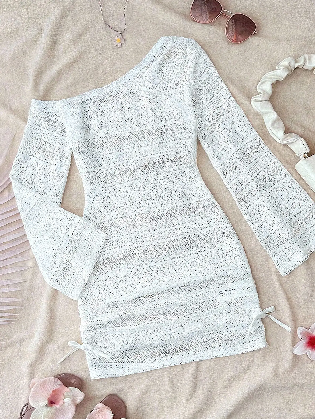 

Белое пляжное платье-накидка с ажурной вязкой и открытыми плечами