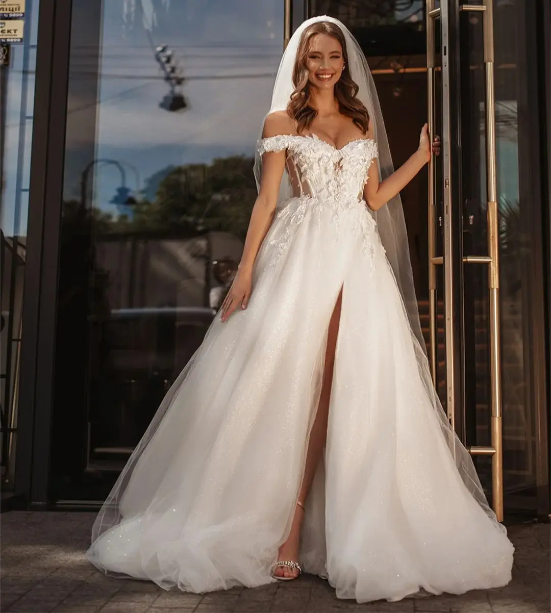 Eleganckie suknie ślubne z odkrytymi ramionami, zdobione aplikacjami, brokatem i koralikami, z wysokim rozcięciem, luksusowe suknie wieczorowe dla panny młodej.