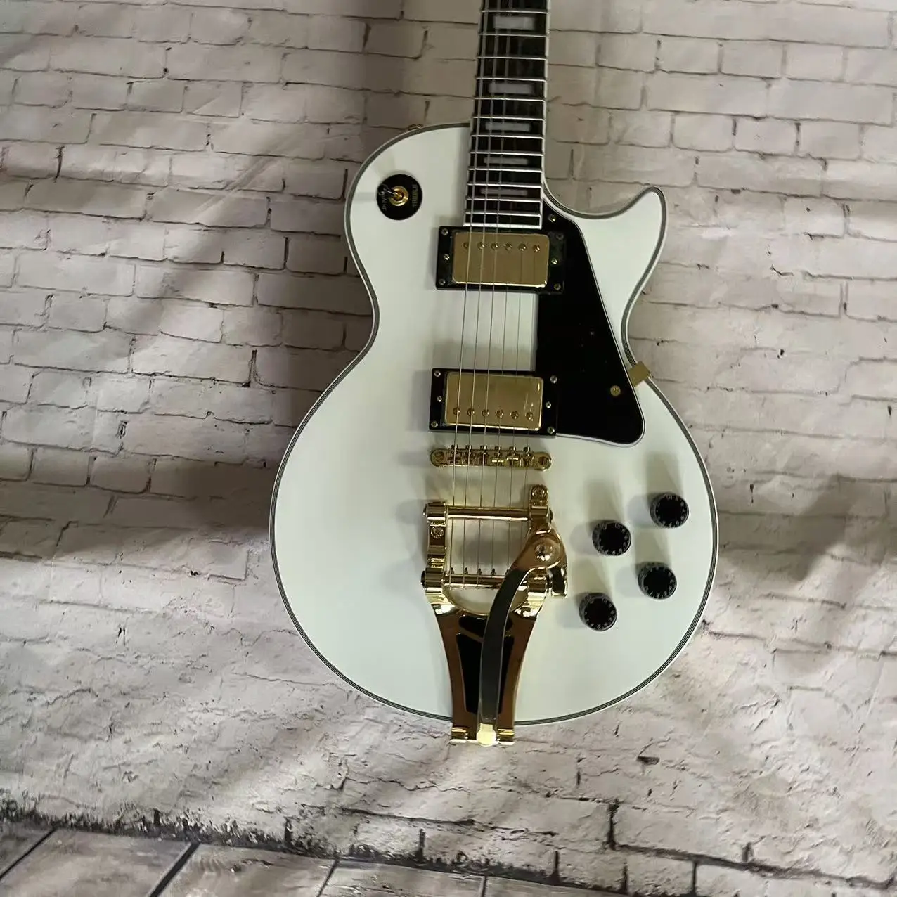 Electric Guitar 6-Chord Electric Guitar, White Body, Trembling Joystick, Factory Realistic Photo, In Stock, Order and Ship Immed