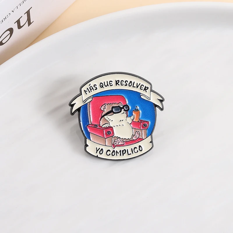 Cute Hamster MÁS QUE RESOLVER YO COMPLICO Enamel Pins Funny Humor Spanish Animal Brooches Lapel Badge Jewelry Gift for Friends