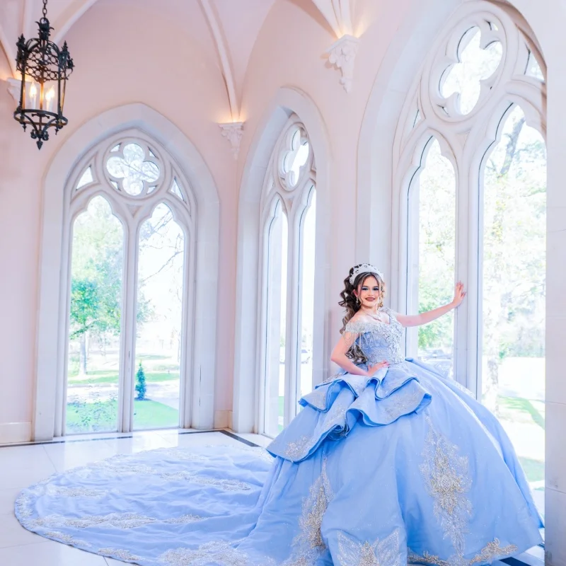 

Синее платье для церемонии Quinceanera с открытыми плечами, блестящими кристаллами, многослойной отделкой, длинным шлейфом и большим бантом, платья для церемонии Quinceanera. ﻿ Настройте на свой вкус