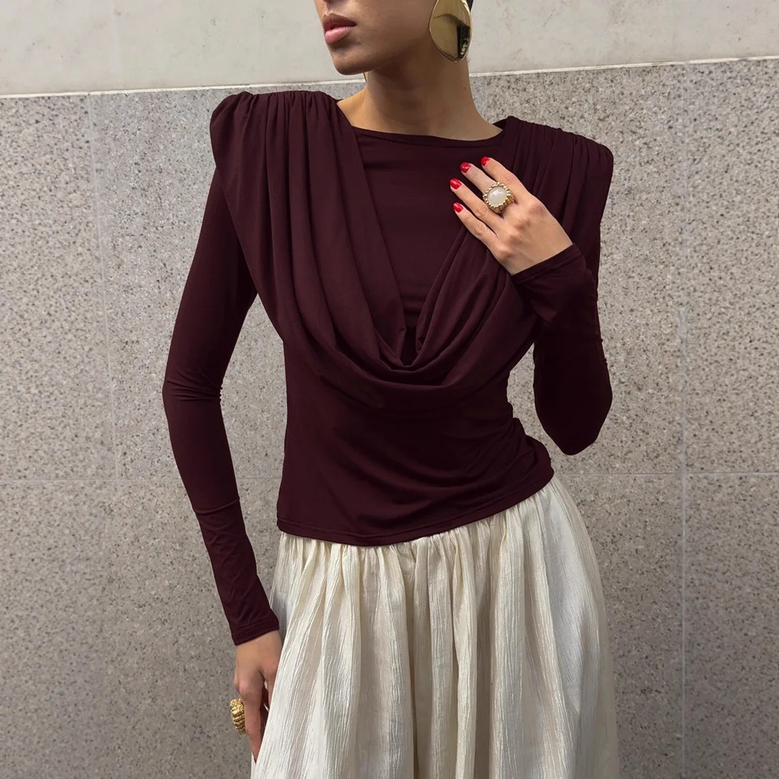 

Женская футболка с длинными рукавами и присборенной талией, создающая ощущение роскоши, базовый топ на весну-осень 2026 года