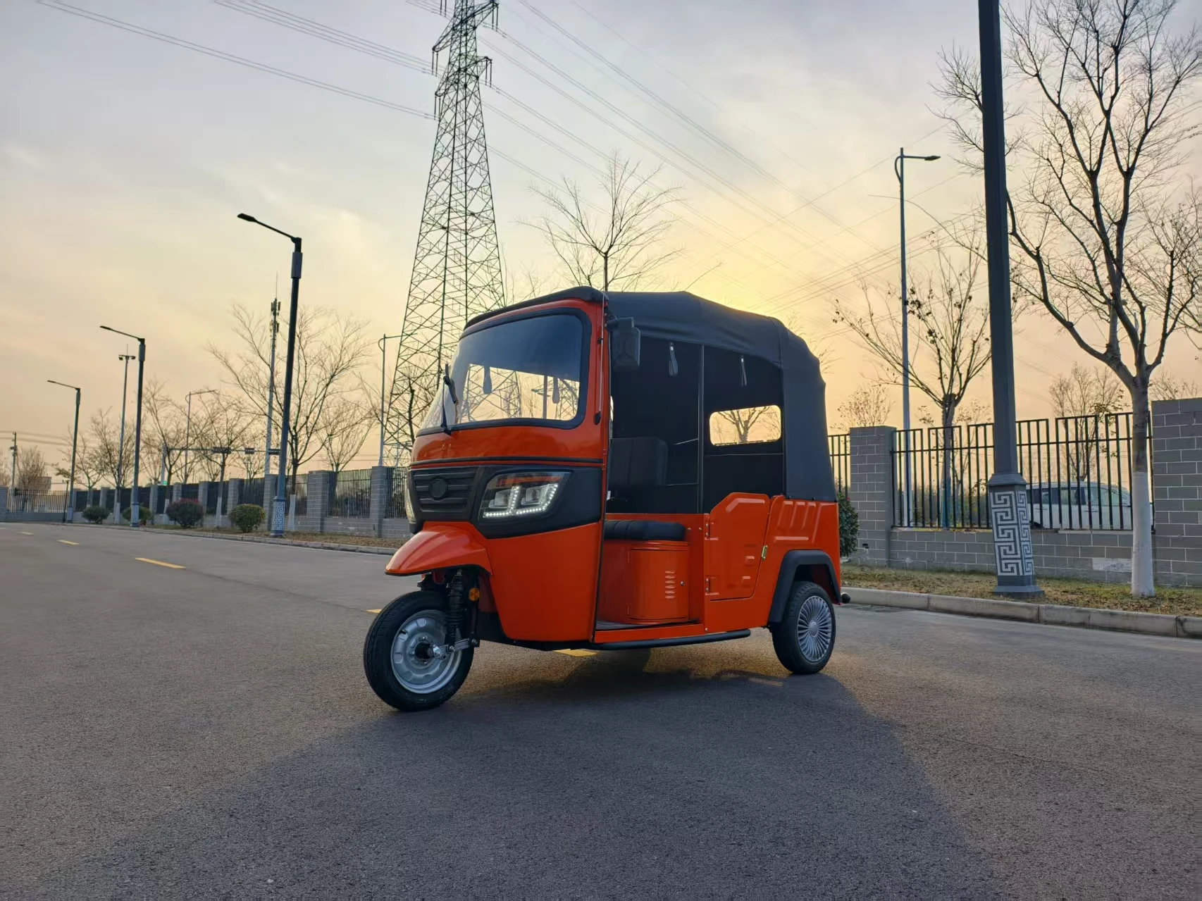 Motorized 2000W Steel Electric Tricycle Adults Three-Wheel Closed 6 Passengers 600KG 50-60Km/h Speed GCC Certified 90km Range