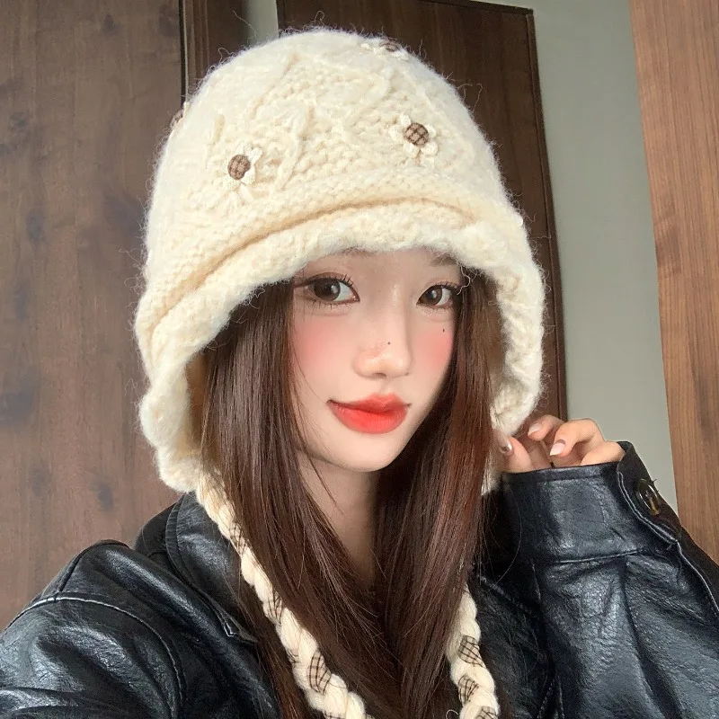 Koreanische gestrickte Blumenmütze, süß und niedlich, warme Fliegermütze, vielseitige Wintermütze mit Zopf und Quaste, gebundene Ohrenschutz-Beanie-Mütze – Detail 2
