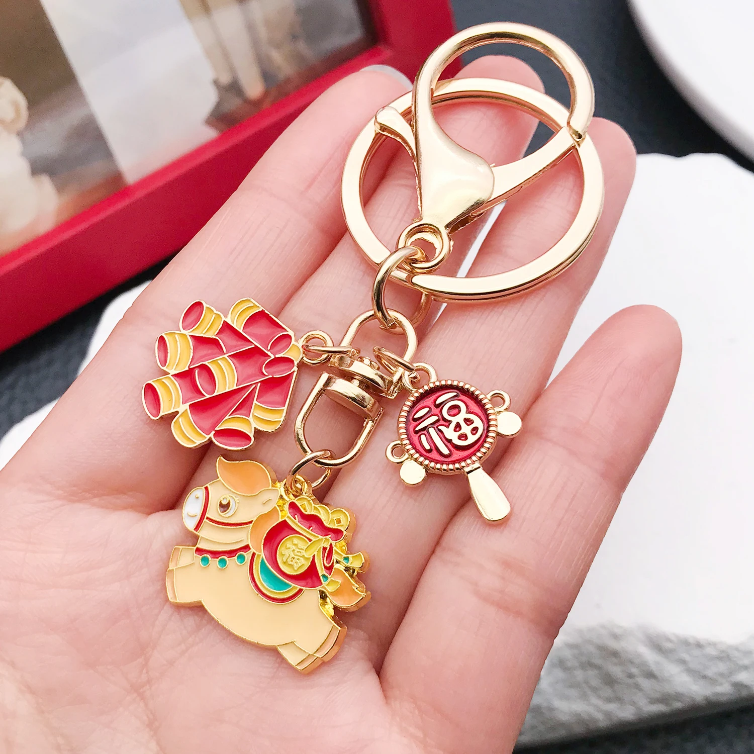 Llavero Lucky Horse de Año Nuevo: adornado con motivos de monedero y linterna de la suerte. Un talismán portátil para llevar buena fortuna con y