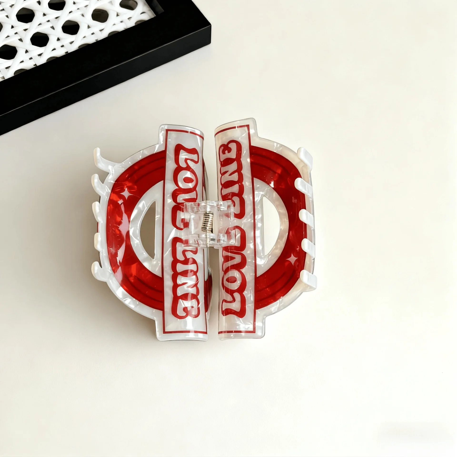 Muweordy London Style Telephone Booth Design Hair Claw Classic Retro Claw Clips Red Shark Clip إكسسوارات الشعر للنساء والفتيات