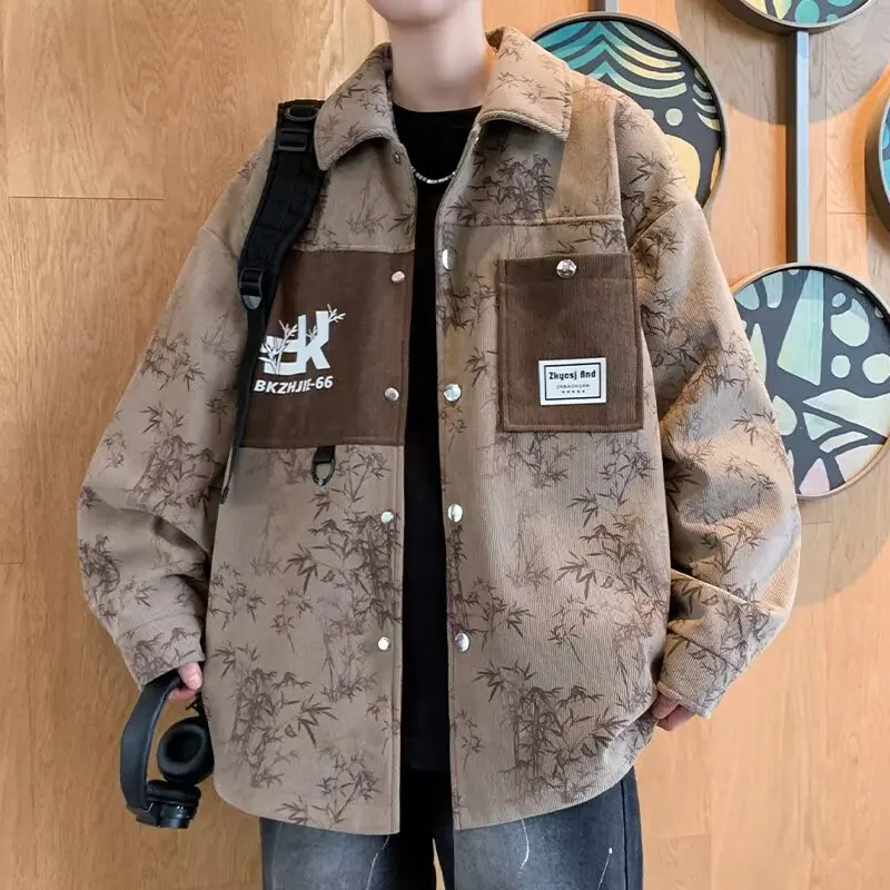 Kurtka jeansowa męska na wiosnę i jesień, sprana i barwiona metodą tie-dye z dziurami. Zmysł designu kurtki typu heavy-duty w stylu high street