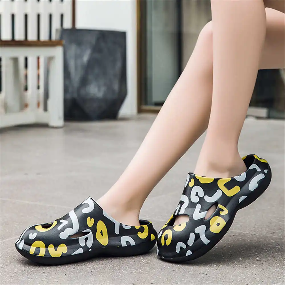 

Низкие женские банные сандалии для спальни, черные шлепанцы, женские красные теннисные кроссовки, спортивные популярные высокотехнологичные курортные туфли