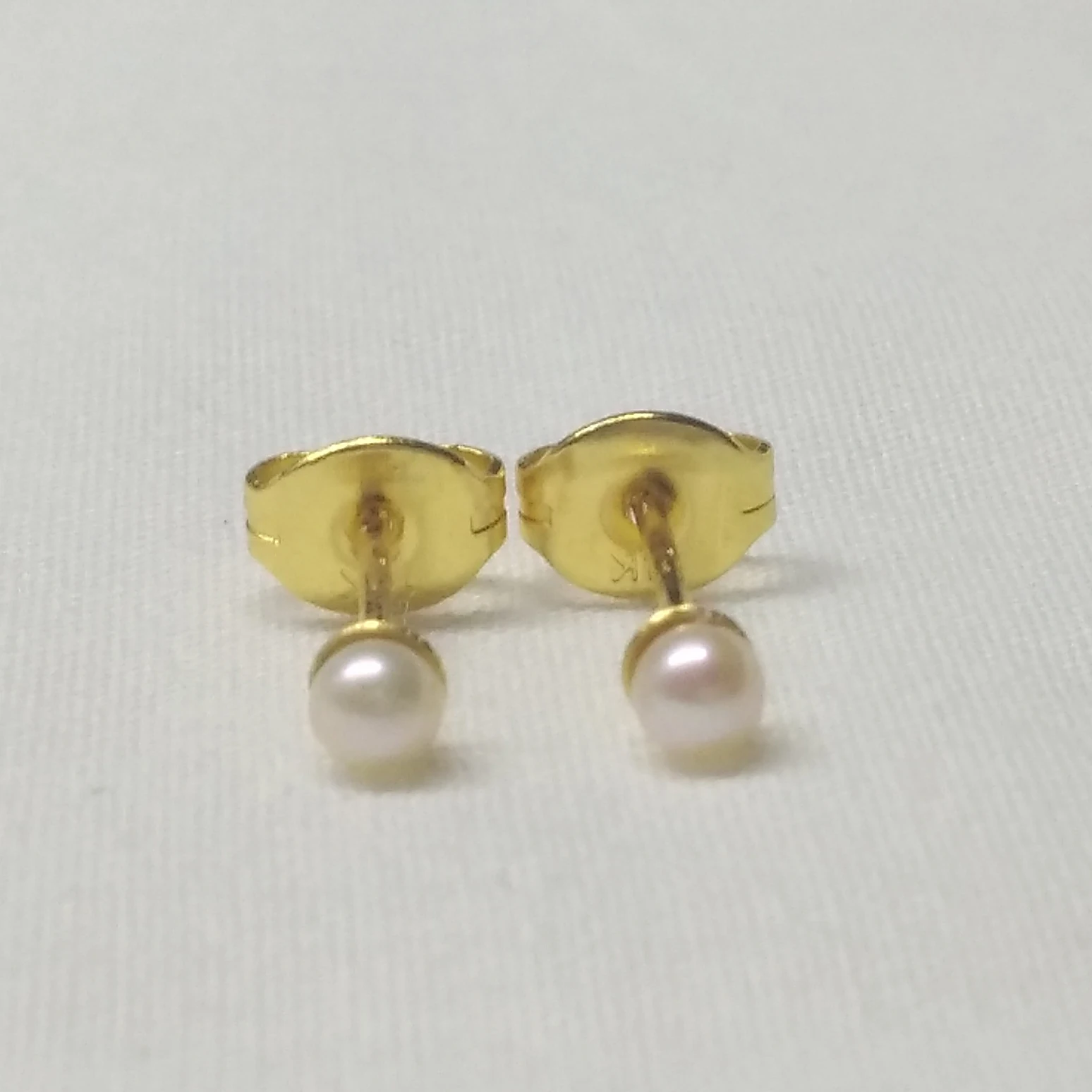 Gorgeous AAAAA 2-3mm natural Round Japanese Akoya white pearl earrings