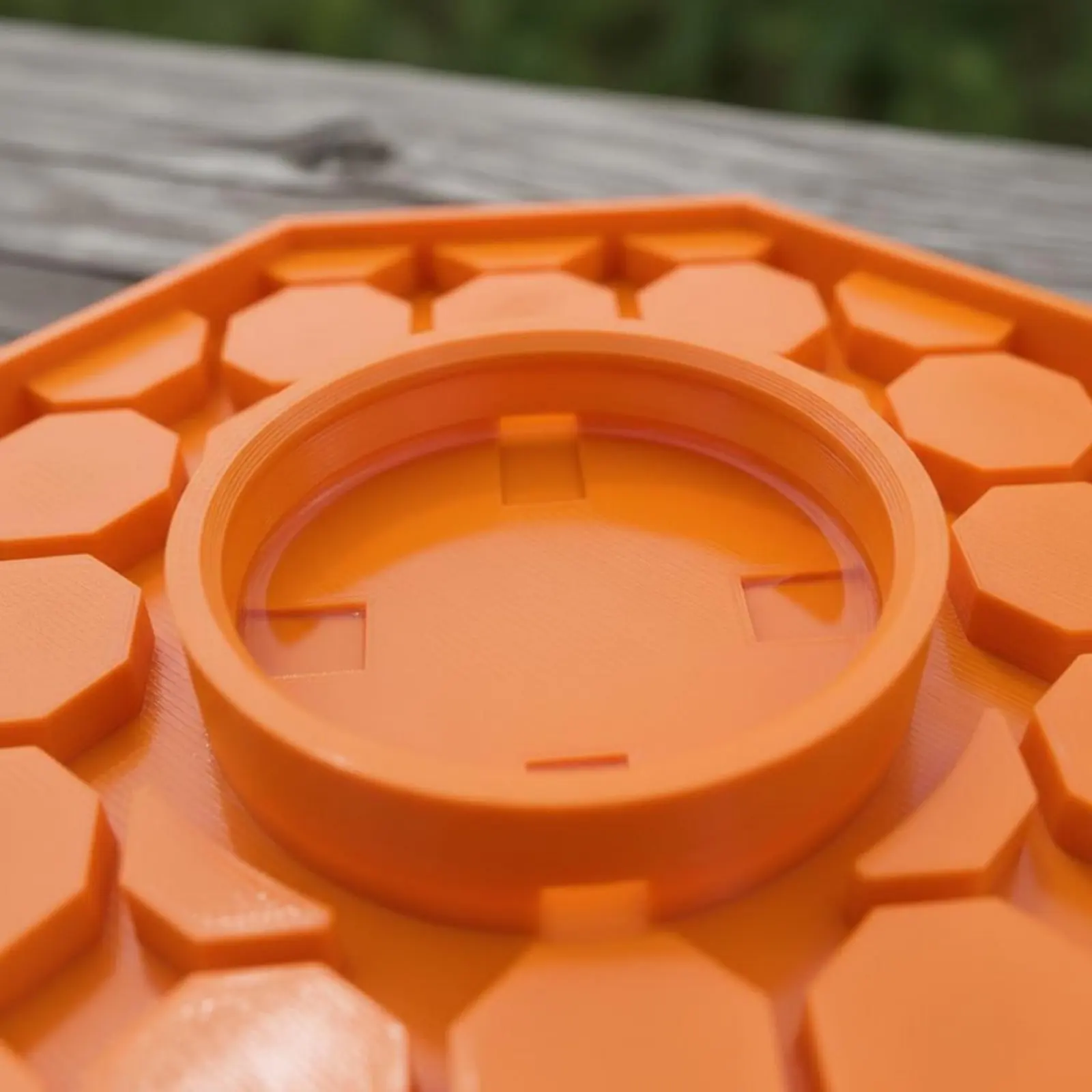 

Bee Watering Dish Anti-Drowning Design Three-Dimensional Printed Bee Drinker Beekeeping Supply Safe Landing Pads Garden