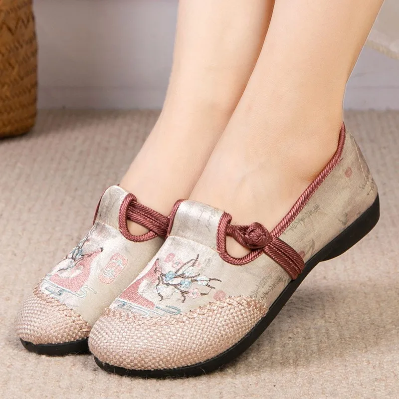 Women Flats 2026 New Chinese Style Embroidered Cloth Shoes Soft Sole Mom Slip-on Flats Shoes Breathable Old Beijing Flats