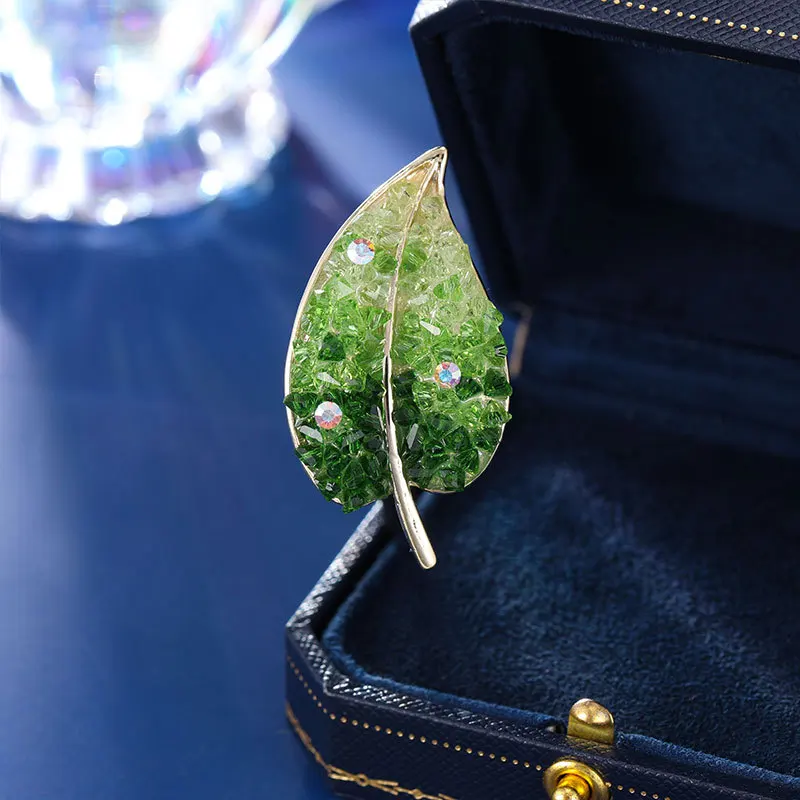 

High-end niche design and gradient transparent all-diamond brooch, high-end and exquisite brooch accessory