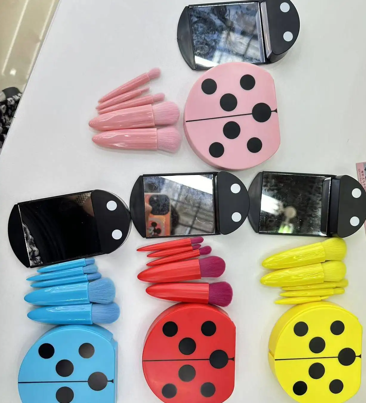 

New Five-piece Makeup Brush Set with High-value Soft Hair Loose Powder Blush Eyeshadow Brush Cartoon Box Makeup Tool Portable