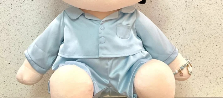 40cmのコスプレ用シルクパジャマセット、綿人形の座り姿勢、ゆったりとしたパジャマを着て楽しむ