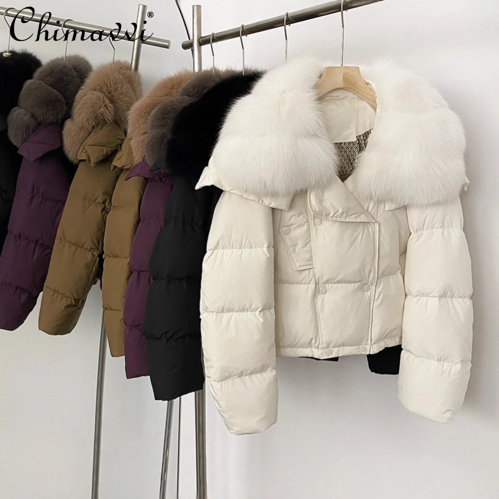سترة قصيرة أنيقة للشتاء لعام 2025 سترة بيضاء مبطنة أسفل بياقة كبيرة من الفرو كورية متعددة الاستخدامات معاطف سميكة ودافئة للنساء