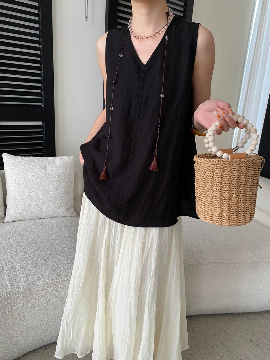 Sommerliche Damen-Weste in einfarbigem Design mit V-Ausschnitt, locker geschnitten und ärmellos. – Detail 15