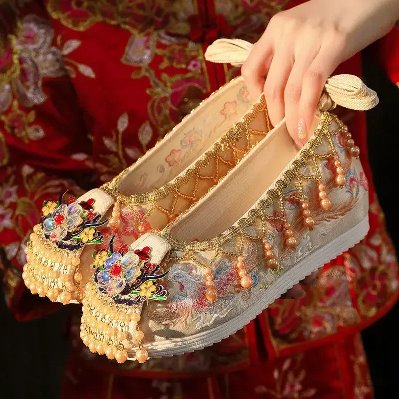 2023 alte Hanfu Schuhe Frauen chinesischen Stil rote Quaste Xiuhe Hochzeits schuhe interne Höhe erhöhen 3,5-6cm Braut Hochzeits schuhe