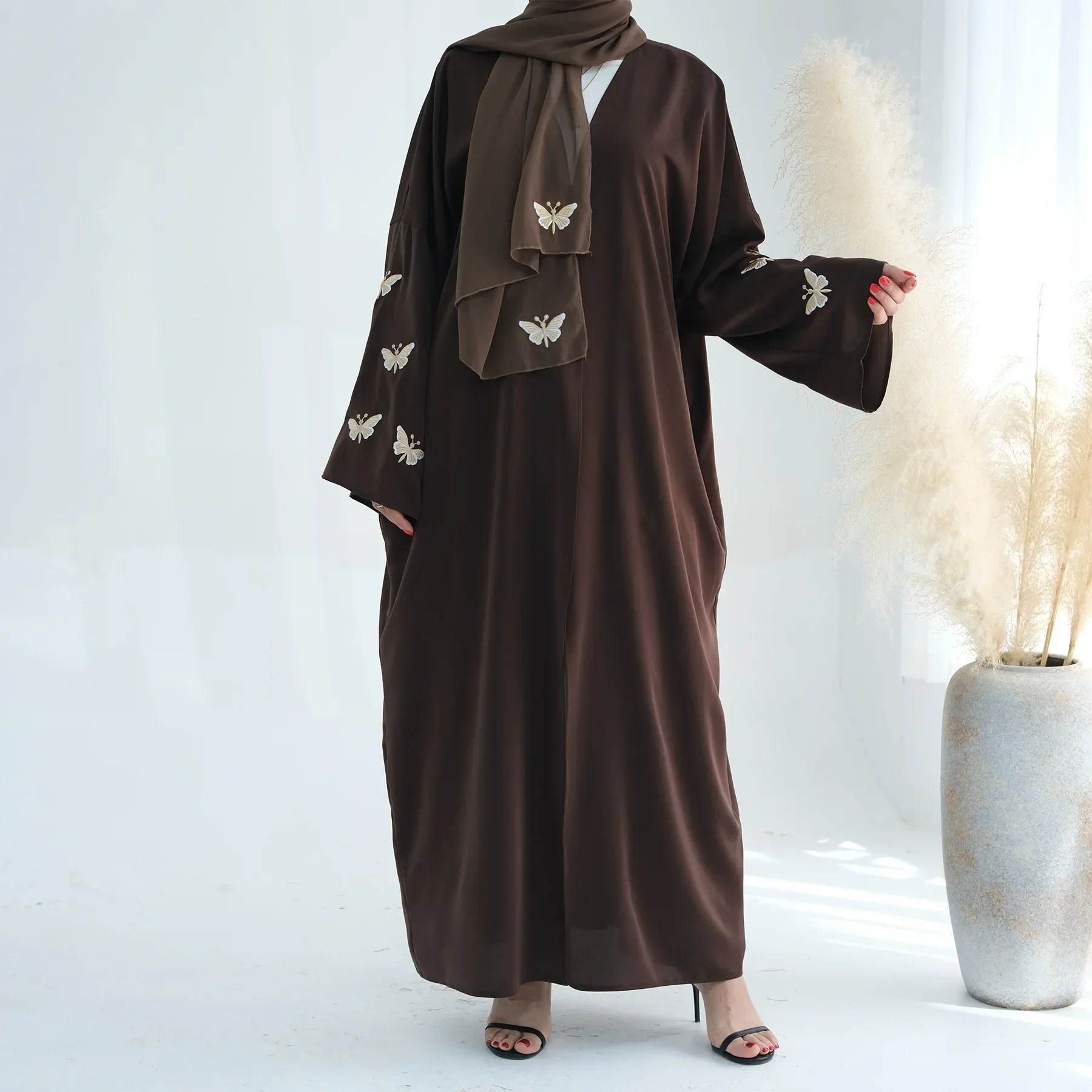 

Новая Абайя 2025 с вышивкой бабочками для мусульманок: Элегантные праздничные платья, кардиганы в стиле Ближнего Востока, Турции, Дубая, исламская одежда