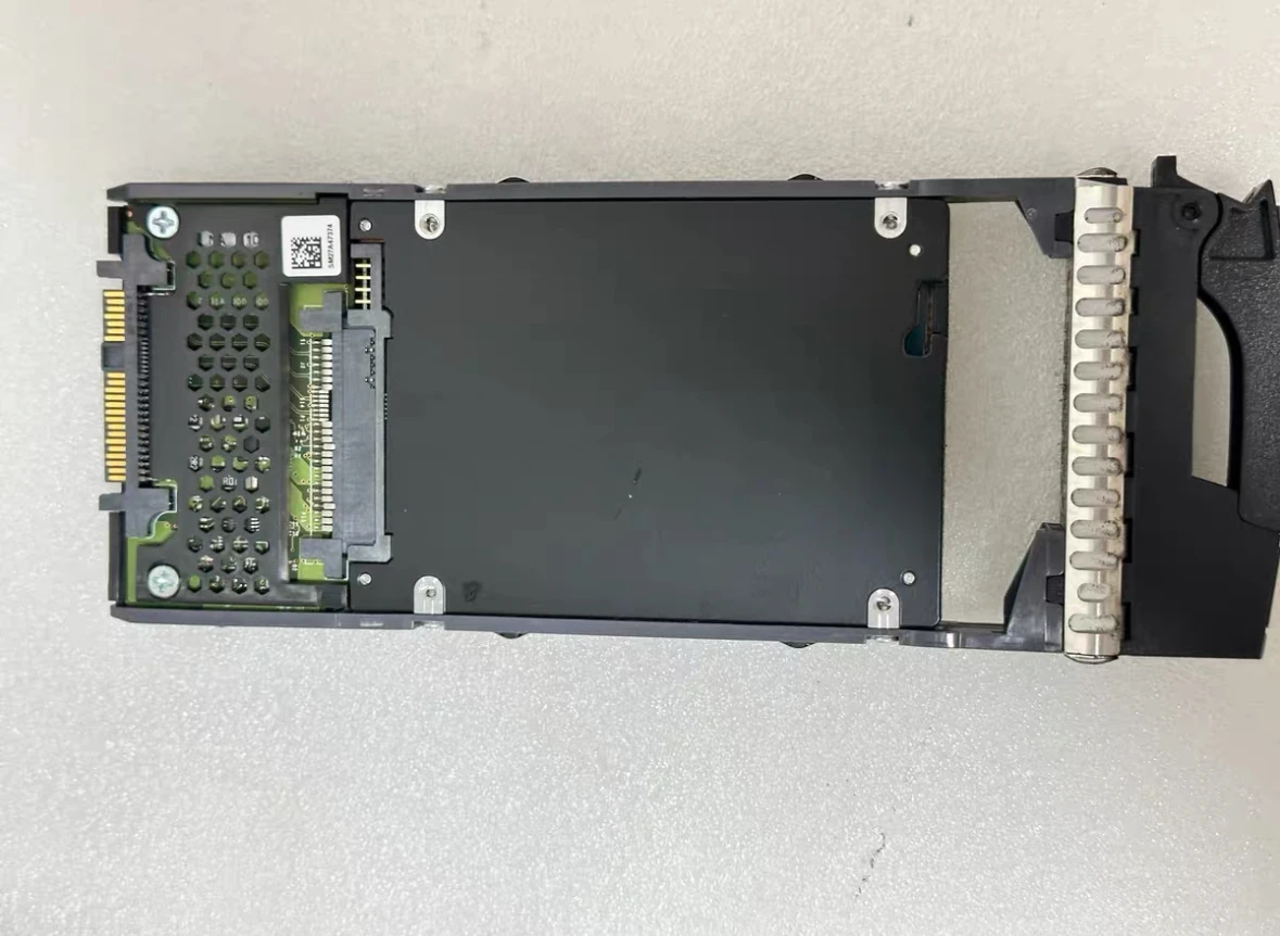 

Твердотельный накопитель для хранения данных серии DE, 1.6 ТБ, SAS 6G, 2.5, 4XB7A14106 01PG629