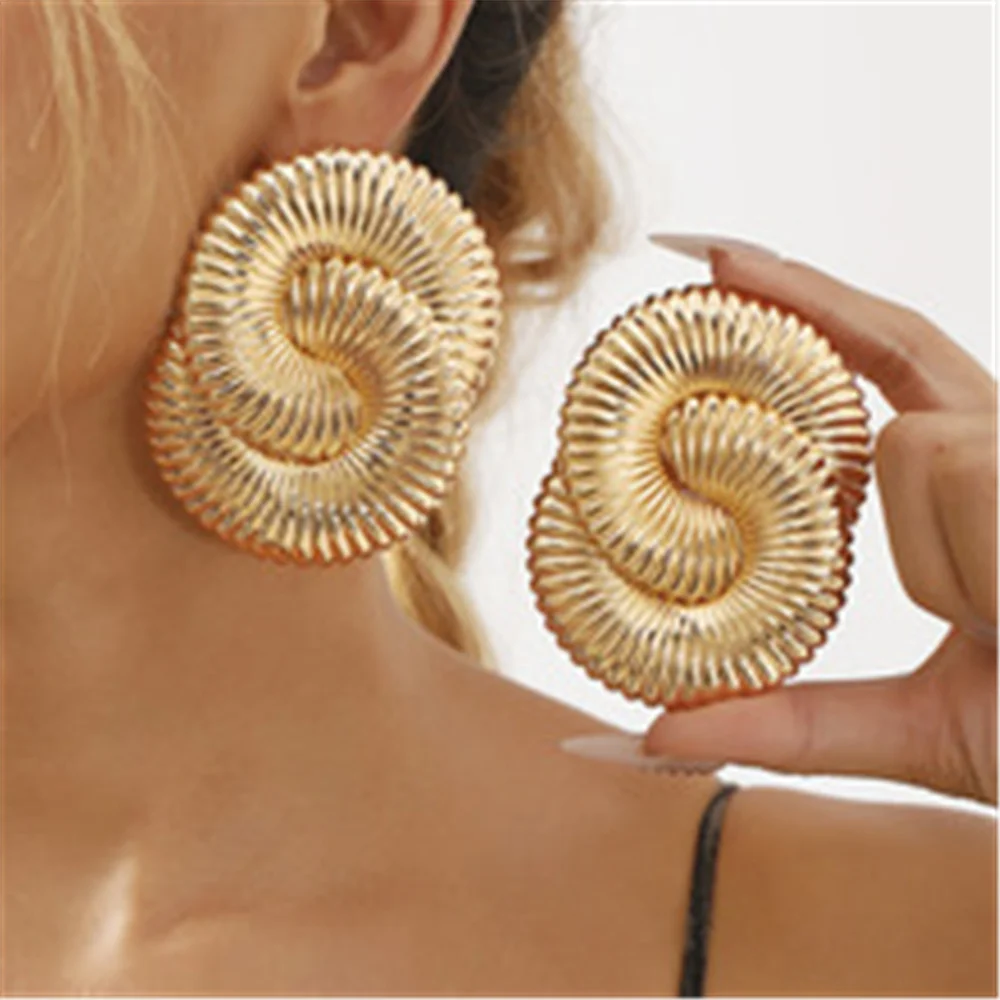 جديد المعادن الملتوية تموج مبالغ فيها مزاجه النساء الأوروبية الأمريكية عبر الحدود ضوء الفاخرة موضة القرط SS-8461