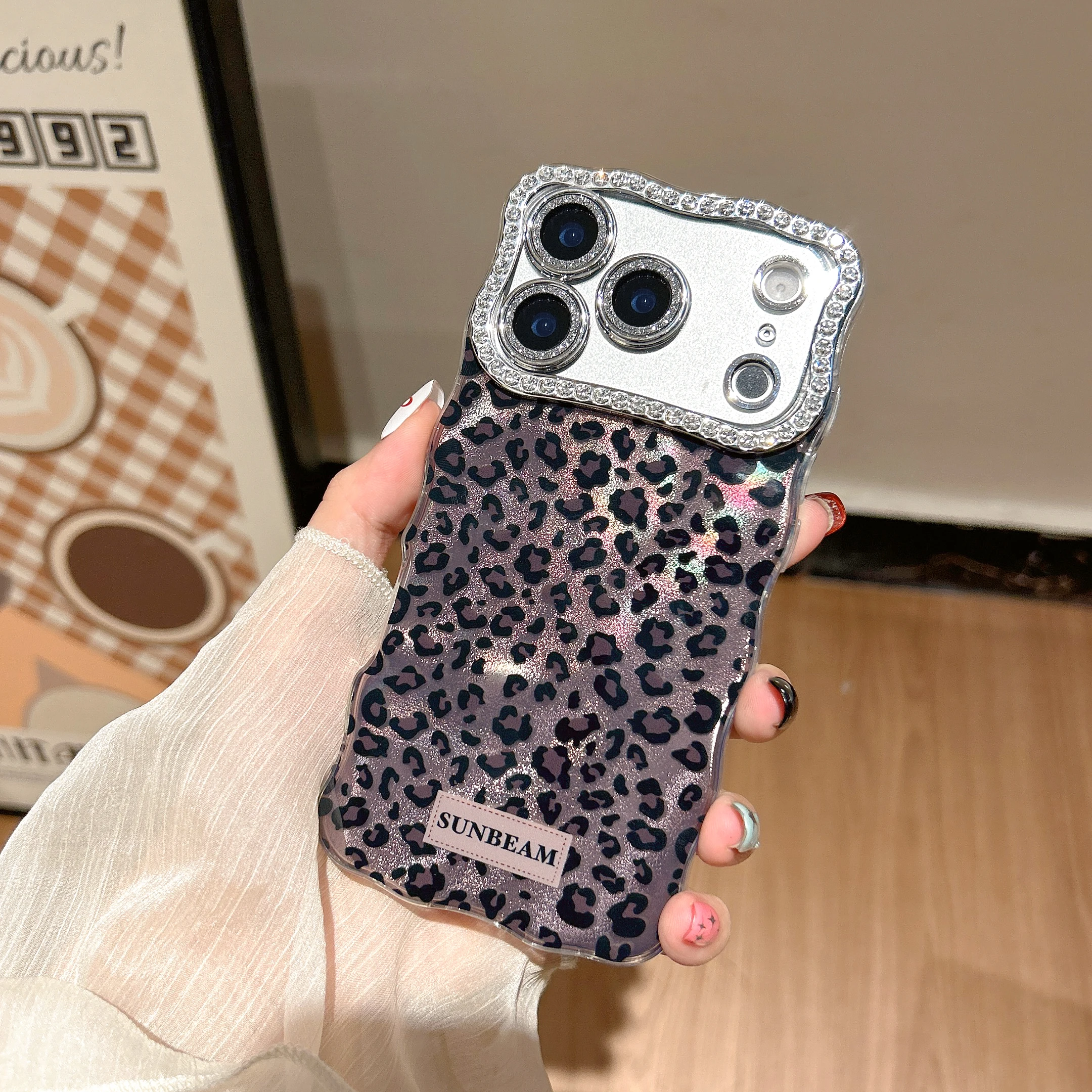 براقة ليوبارد طباعة حجر الراين إطار الكاميرا سباركلي شيك قضية الهاتف آيفون 17 16 15 14 13 برو ماكس عودة غطاء الهاتف كابا