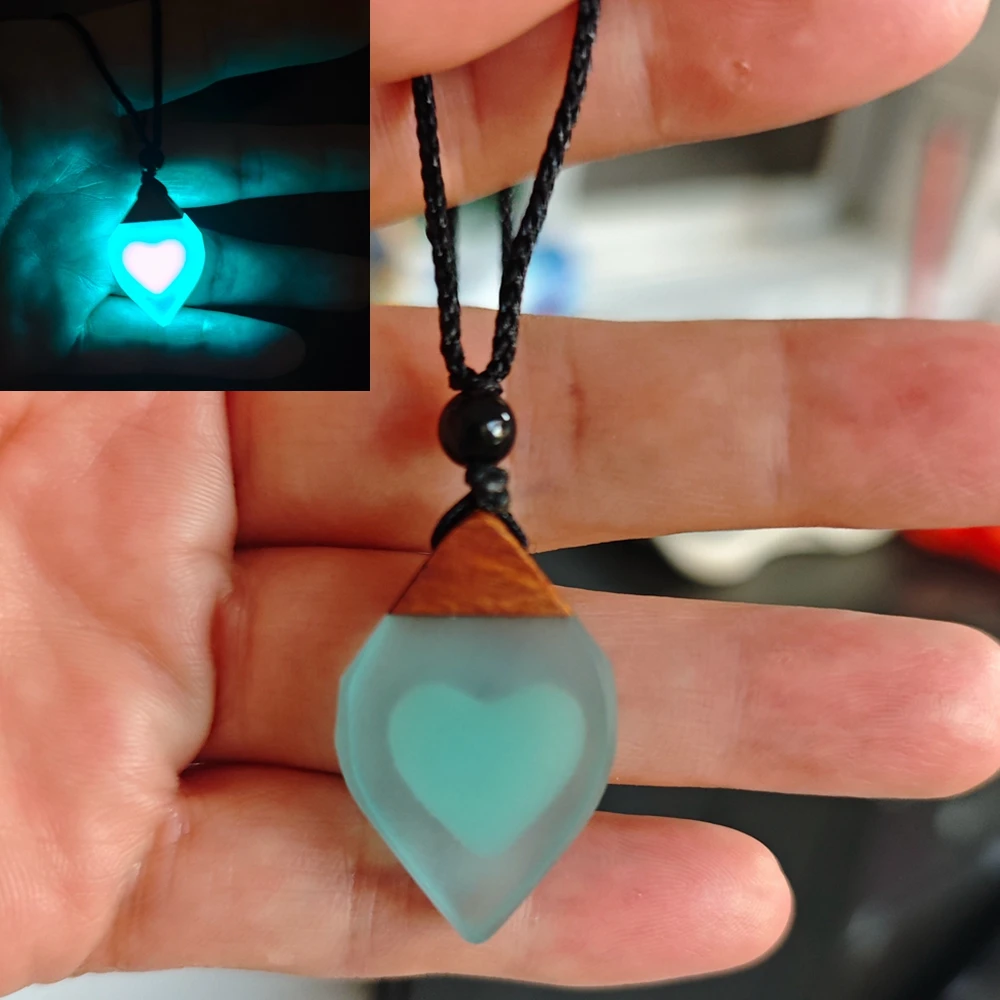 Синий кулон в форме сердца, простая ретро-эстетика, вдохновленная любовью, новая мода, романтическое, скрытое светящееся ожерелье в форме сердца. Синий кулон в форме сердца, простая ретро-эстетика, вдохновленная любовью, новая мода, романтическое, скрытое светящееся ожерелье в форме сердца.