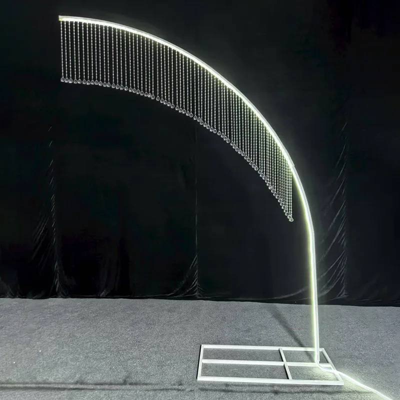 LED-beleuchteter gebogener Hochzeitsbogenständer mit Kristallperlenvorhang, goldener Metallrahmen in S-Form, Bühnendekoration für Hochzeitsfeier. – Detail 1