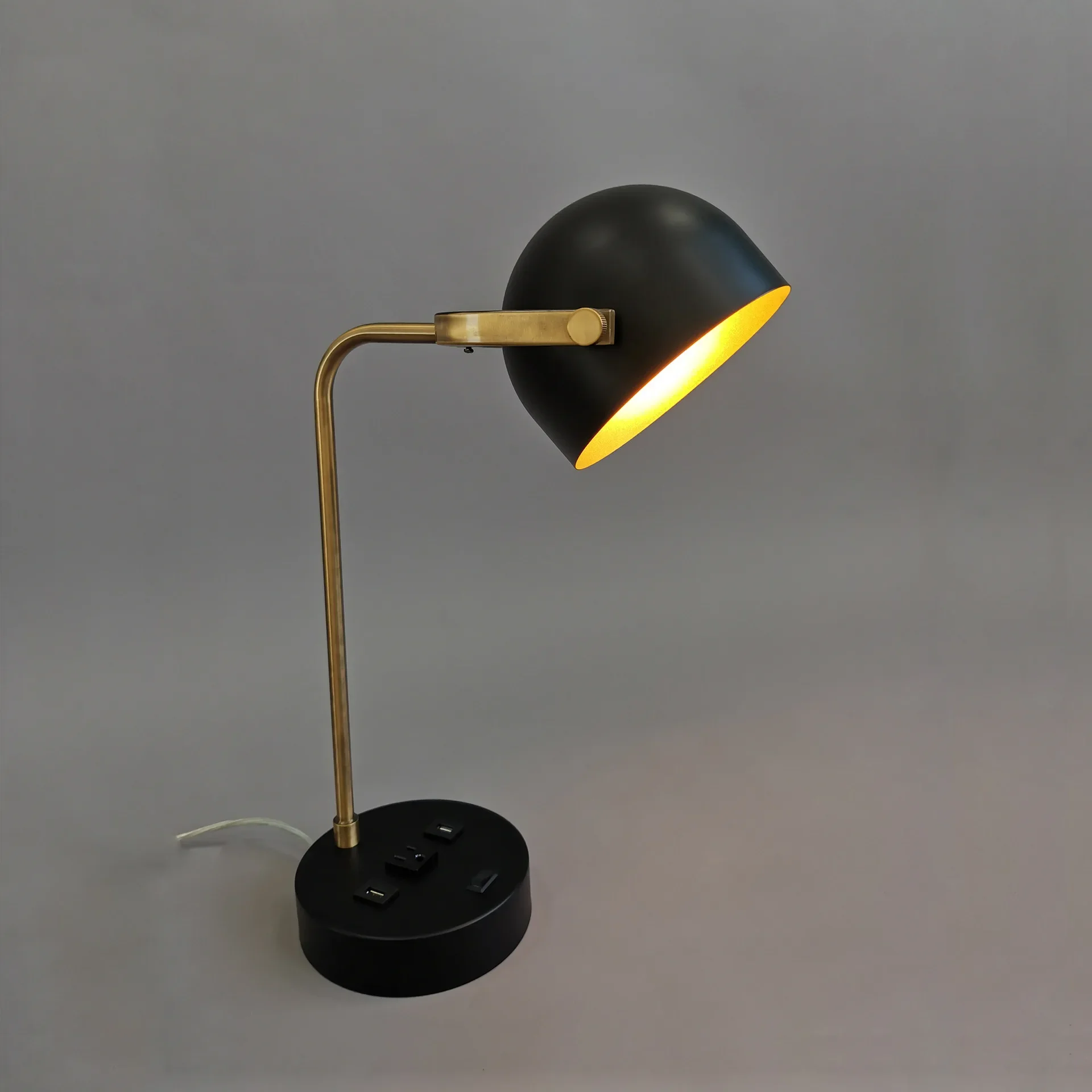 北欧風シンプルで軽やかな高級感のリビングルーム用ベッドサイドテーブルランプ、デザイナーによるクリエイティブなスタディランプ