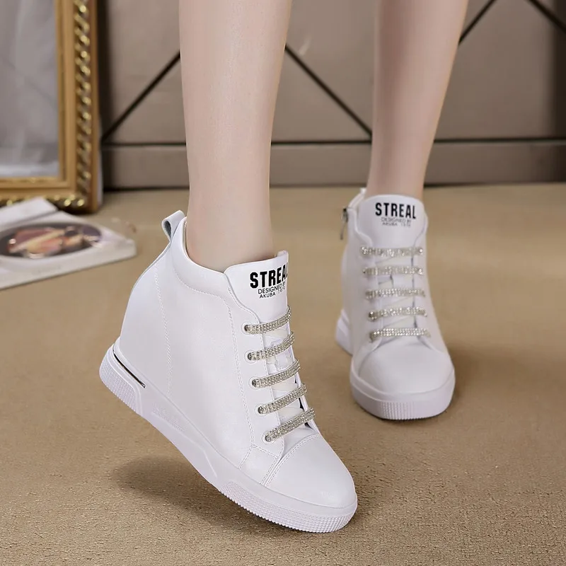 

Модные бело-черные повседневные спортивные туфли со скрытой танкеткой для женщин, весенние спортивные туфли на высокой платформе и каблуке, вулканизированные.