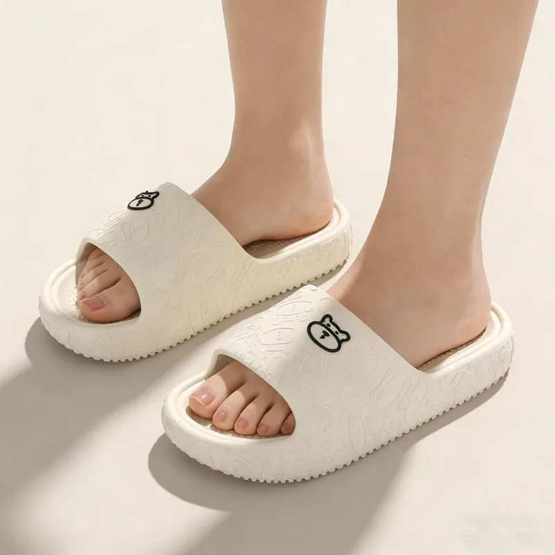 

Дышащие женские тапочки с героями мультфильмов, новинка 2026, домашние нескользящие тапочки для ванной комнаты для женщин, летние повседневные женские тапочки