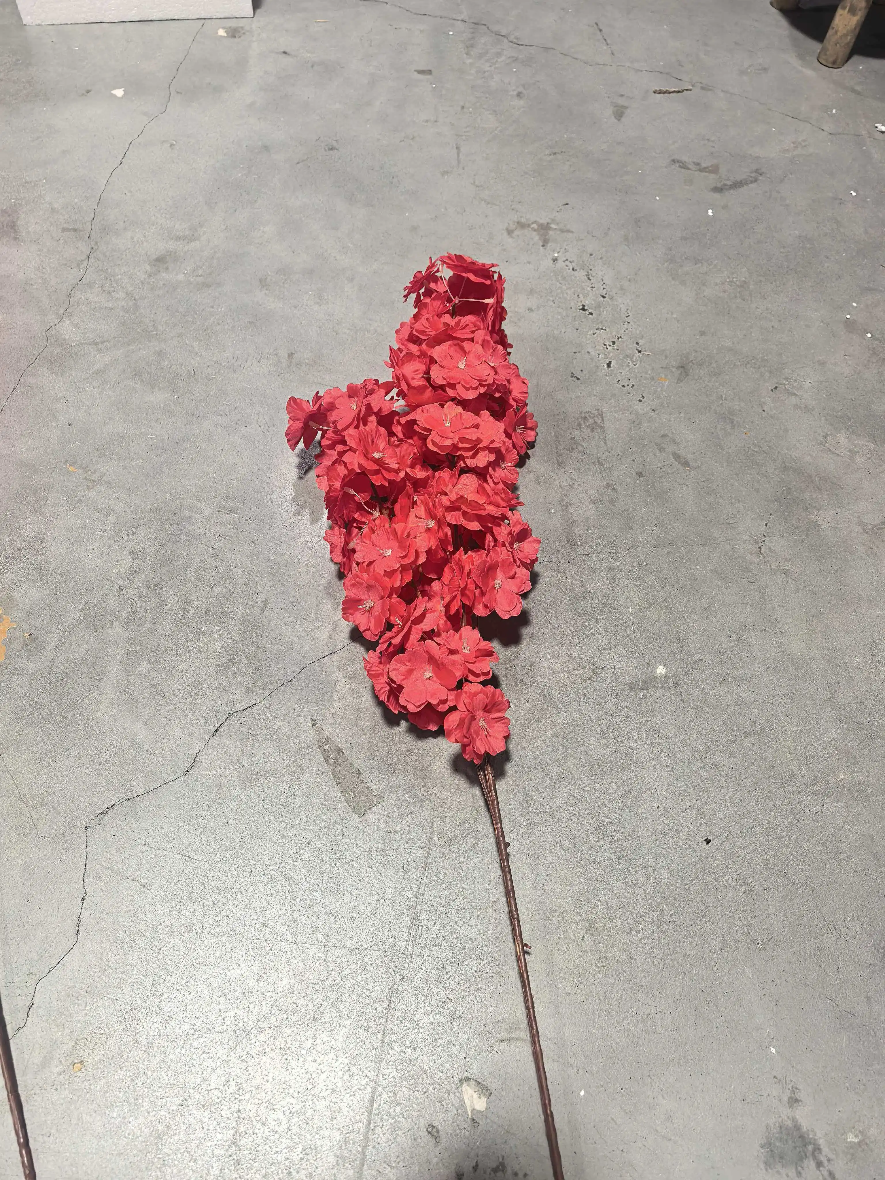 500 Stück realistische künstliche Kirschblütenzweige, handgefertigte Plastikblumen, Hochzeits-, Valentinstags- und Partydekoration. – Detail 15