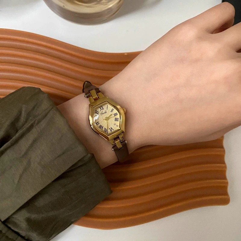 Women's Antique Watches Delicate Temperament Roman Numerals Quartz Wristwatch Leather Bracelet Waterproof Ladies Watches