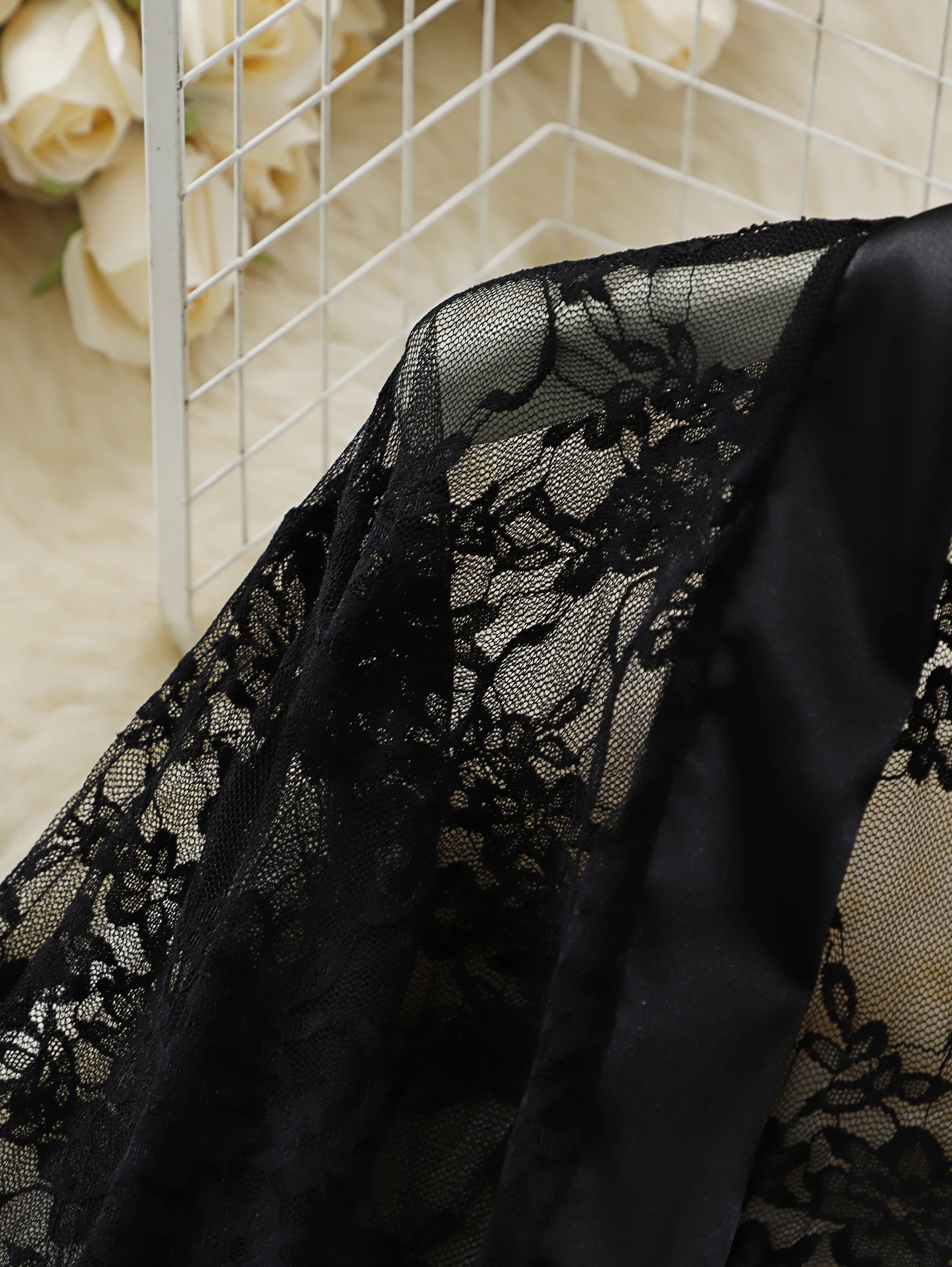 مثير الدانتيل الأسود النوم رداء طويل الأكمام الحرير تقليم ملابس المنزل الدانتيل الأسود انظر من خلال النوم رداء فاخر مثير ملابس المنزل