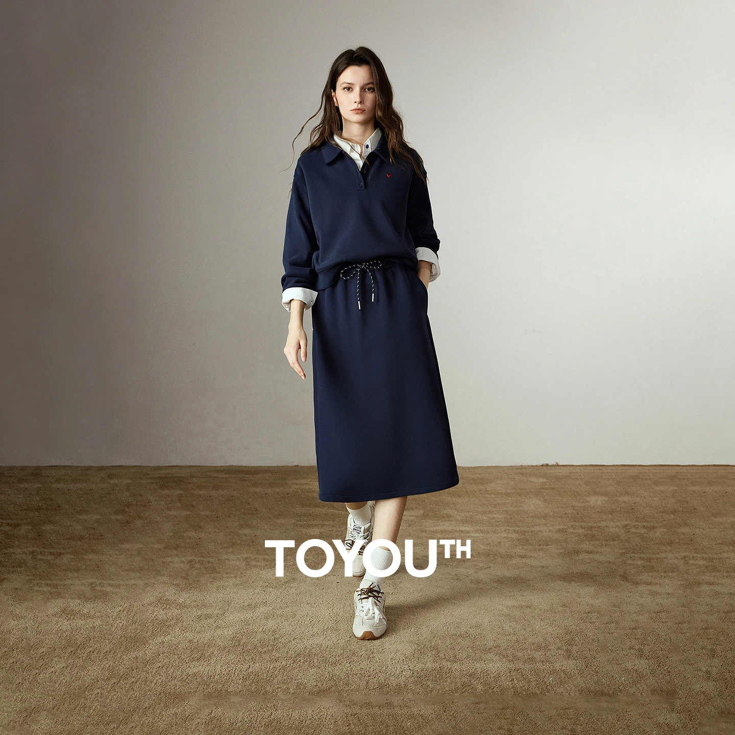 

TOYOUTH женский комплект с капюшоном и юбкой-миди, новинка зимы 2025, легкий спортивный костюм в стиле ретро, темно-синий комплект из двух предметов на флисовой подкладке