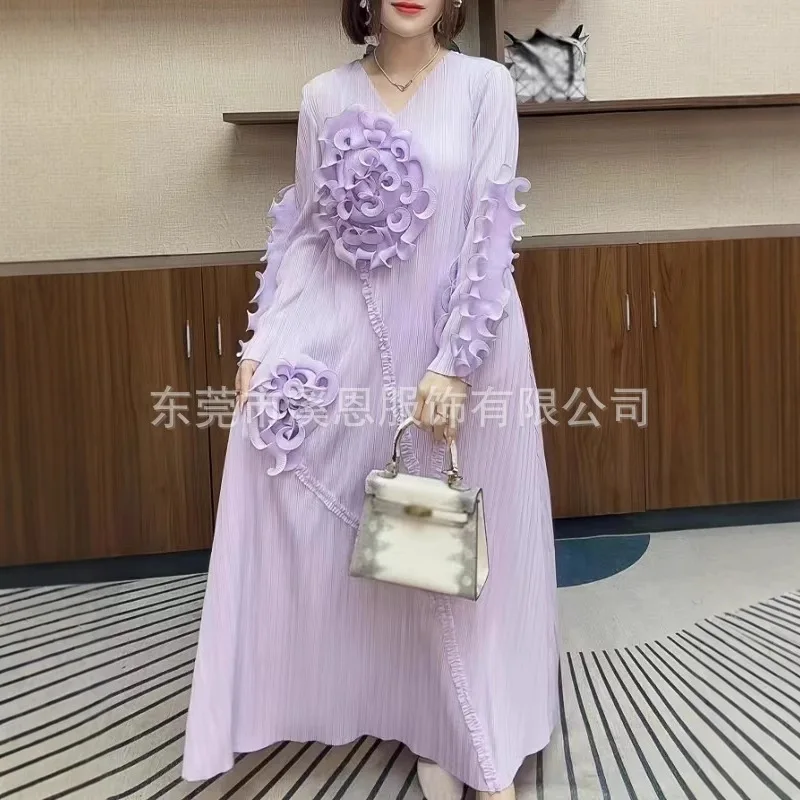 Miyake robe plissée 2025 nouveau pli col en v en bois bord d'oreille plaque fleur solide haut de gamme robe plissée grande taille vêtements pour femmes