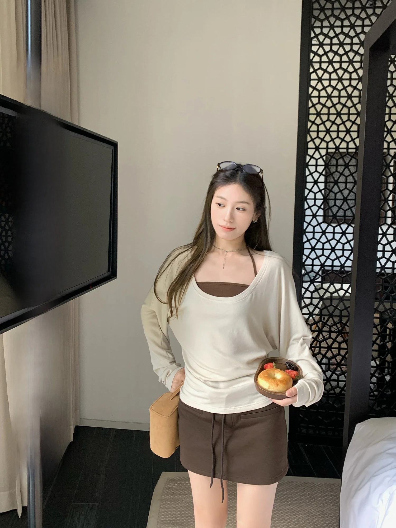 

Женский комплект из трех предметов: футболка с длинным рукавом, повседневный жилет и короткая юбка. Свободный крой.