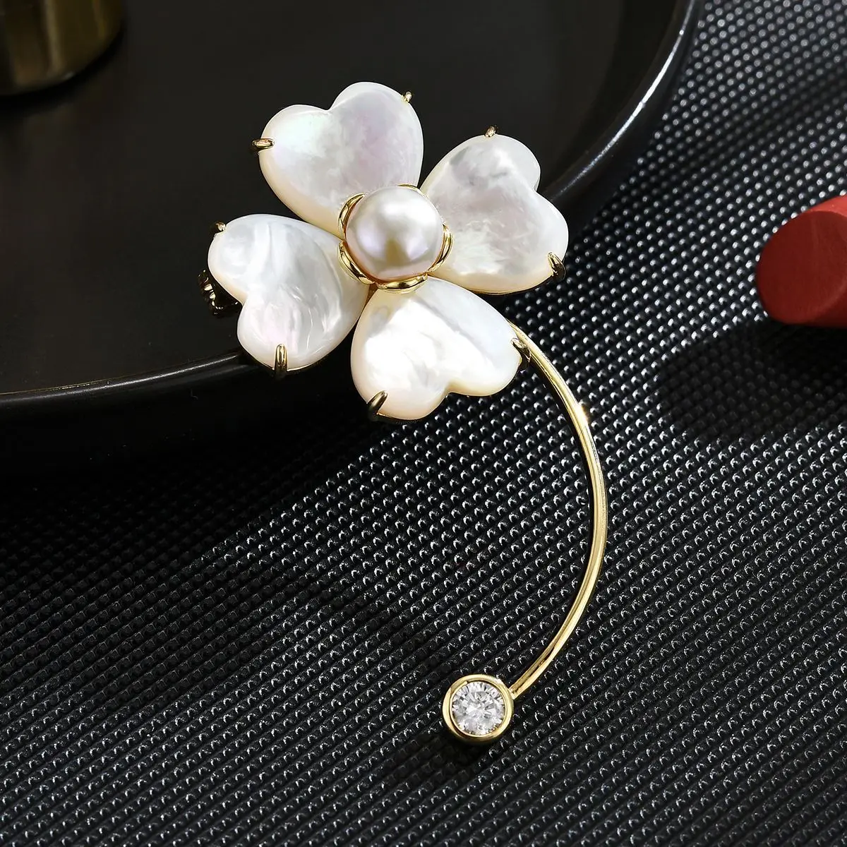Luck Bracelet Hand String New High-End Natural Mother-Of-Pearl Four-Leaf Clover Brooch Exquisite Pearl Fashion Corsage Pin Niche