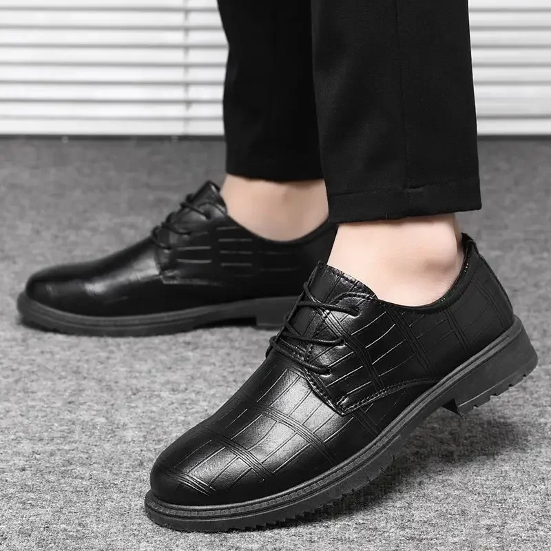 

Мужская повседневная обувь на шнуровке в британском стиле с ярким верхом и круглым носком из искусственной кожи, обычная элегантная классическая оригинальная летняя распродажа, мужская кожаная обувь