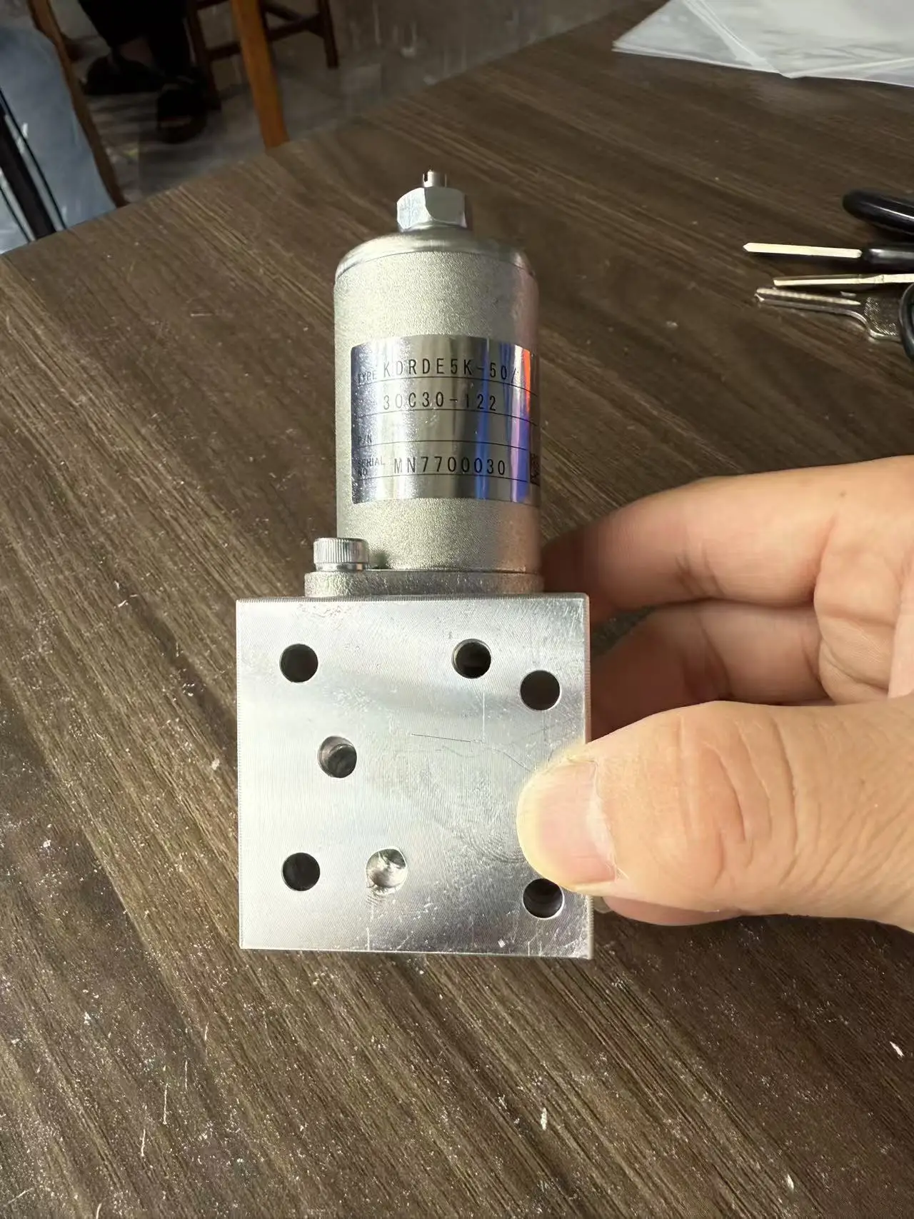 La válvula solenoide anti-tarjeta de excavadora es adecuada para bomba V90N130, adecuada para el conjunto de válvula solenoide anti-tarjeta Sany 205