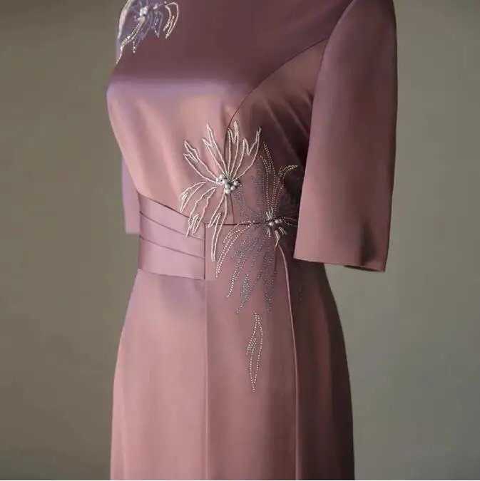 Cheongsam Dusty Roze Moeder Van De Bruid Jurk Satijn Stand Kraag Parel Kralen Applique Half Sleeve Wedding Party High-end Gown