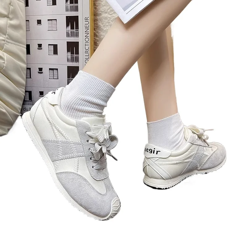 Les chaussures plates de ballet légères et décontractées pour femmes au printemps et en automne sont des chaussures de sport allemandes à semelles souples à double lacets.